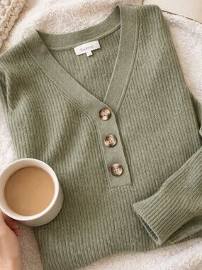 Madewell Olive Green Ribbed Henley Sweater – Size Medium 🌿